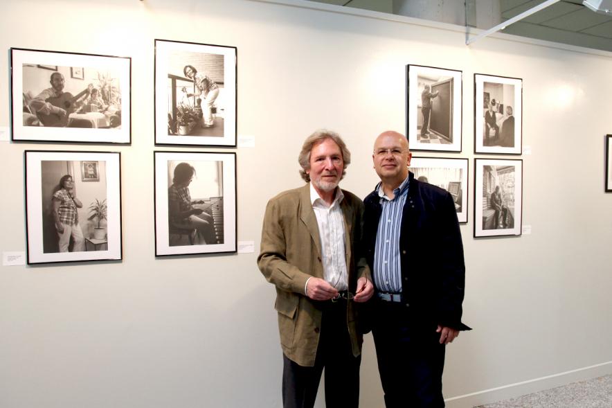 Inauguración Fotográfica sobre el Parkinson en el Patio de Encuentros - Imagen del autor Carlos Carneiro y un hombre posando delante de una de las fotografías.