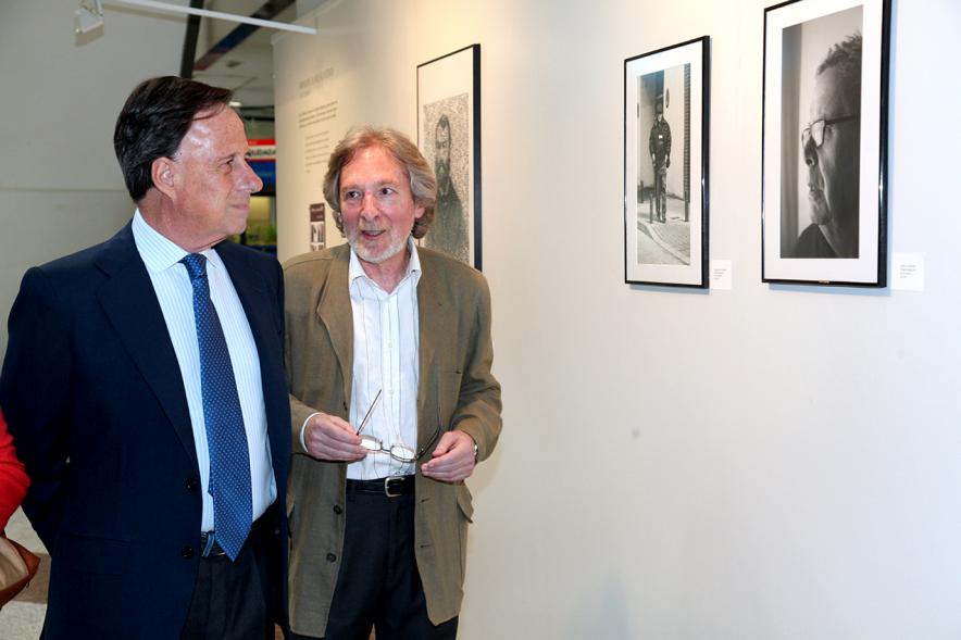 Inauguración Fotográfica sobre el Parkinson en el Patio de Encuentros - Imagen del autor Carlos Carneiro y el alcalde García de Vinuesa recorriendo la exposición.