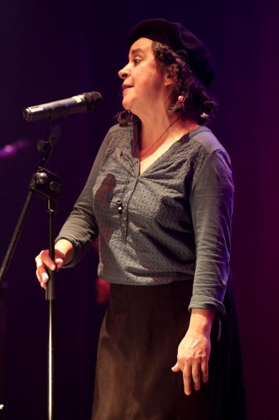 Gala a Favor de la Asociación Enfermos de Parkinson ALCOSSE - Imagen de la actuación del grupo música en el escenario.