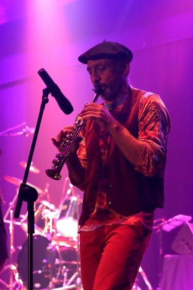 Gala a Favor de la Asociación Enfermos de Parkinson ALCOSSE - Imagen de la actuación del grupo música en el escenario.