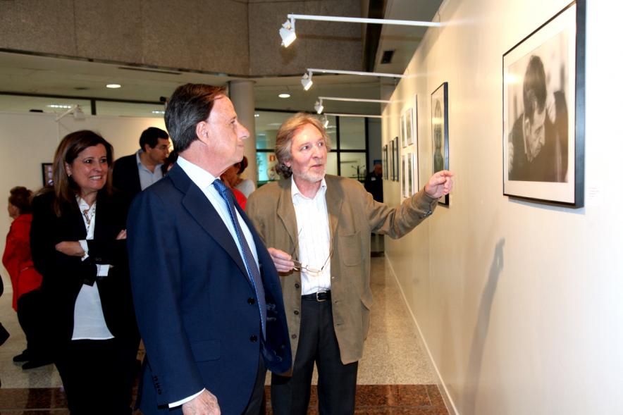 Inauguración Fotográfica sobre el Parkinson en el Patio de Encuentros - Imagen del autor Carlos Carneiro y el alcalde García de Vinuesa recorriendo la exposición.