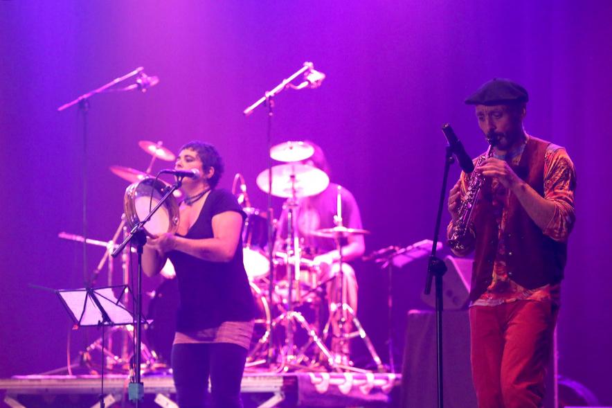 Gala a Favor de la Asociación Enfermos de Parkinson ALCOSSE - Imagen de la actuación del grupo música en el escenario.