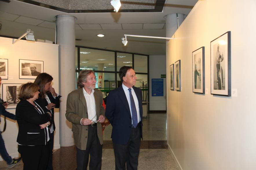 Inauguración Fotográfica sobre el Parkinson en el Patio de Encuentros - Imagen del autor Carlos Carneiro y el alcalde García de Vinuesa recorriendo la exposición.