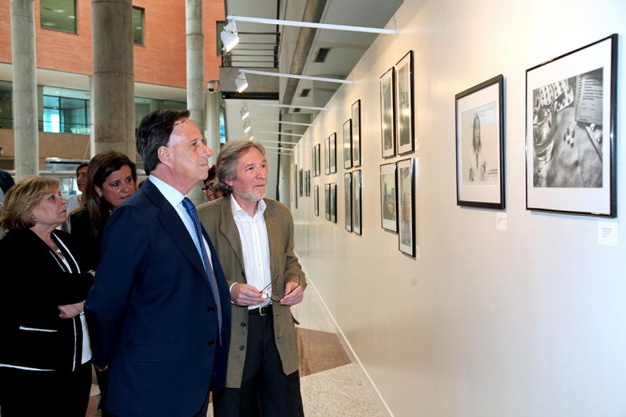 Inauguración Fotográfica sobre el Parkinson en el Patio de Encuentros - Imagen del autor Carlos Carneiro y el alcalde García de Vinuesa recorriendo la exposición.