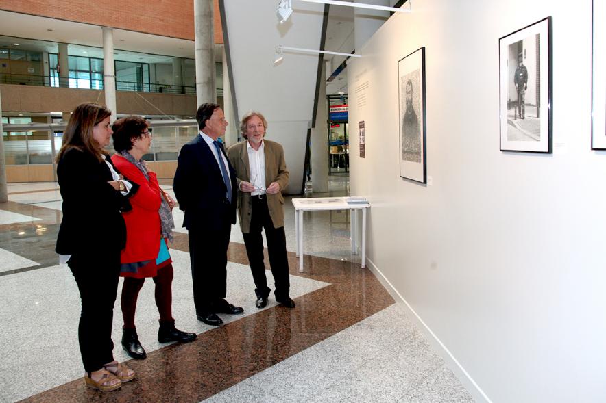 Inauguración Fotográfica sobre el Parkinson en el Patio de Encuentros - Imagen del autor Carlos Carneiro y el alcalde García de Vinuesa y otras personas recorriendo la exposición.