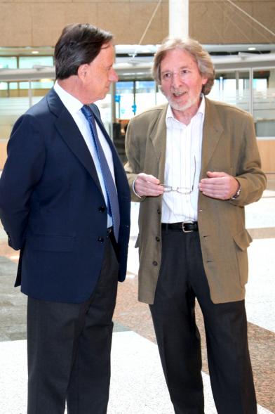 Inauguración Fotográfica sobre el Parkinson en el Patio de Encuentros - Imagen del autor Carlos Carneiro y el alcalde García de Vinuesa.