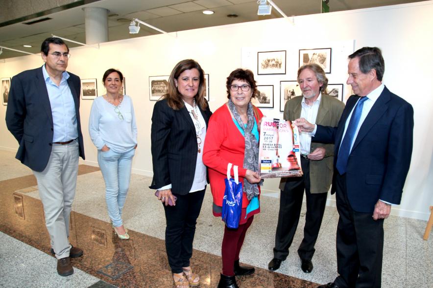 Inauguración Fotográfica sobre el Parkinson en el Patio de Encuentros - Imagen del autor Carlos Carneiro y el alcalde García de Vinuesa junto a otras personas.