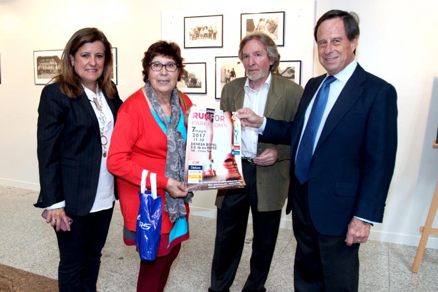 Inauguración Fotográfica sobre el Parkinson en el Patio de Encuentros - Imagen del autor Carlos Carneiro y el alcalde García de Vinuesa junto a otras personas.