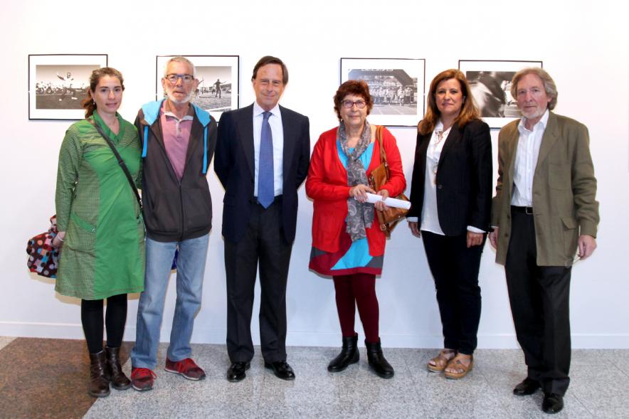 Inauguración Fotográfica sobre el Parkinson en el Patio de Encuentros - Imagen del autor Carlos Carneiro y el alcalde García de Vinuesa junto a otras personas.