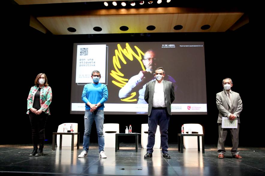 Día Mundial del Parkinson - Imagen de los cuatro ponentes en el escenario.