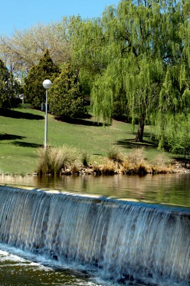 Pequeña cascada decorativa en uno de los lagos del Parque de Andalucía