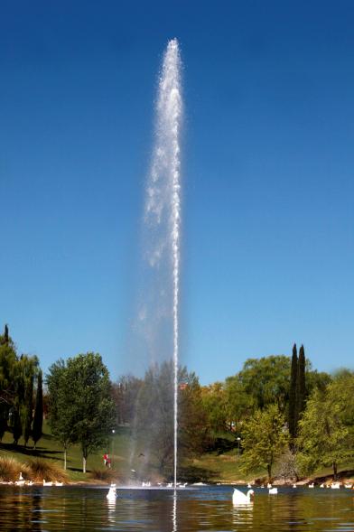 Géiser artificial en el lago del Parque de Andalucía