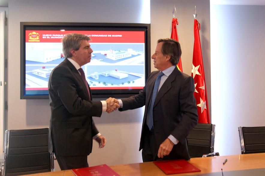 Firmantes posan tras la firma en símbolo de unión