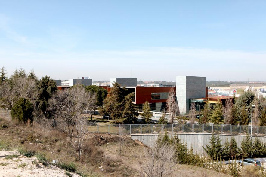 Vista panorámica del moderno complejo empresarial Arbea y de la naturaleza a su alrededor