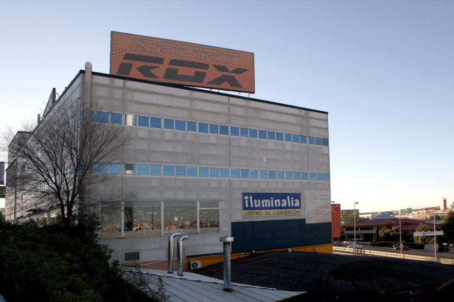 Vista de uno de los múltiples edificios del parque empresarial donde se pueden ver la sede de Rox Sport y la exposición de lamparas de la empresa Luminalia