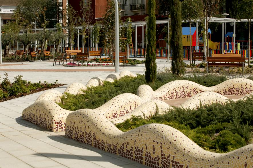 Jardineras decoradas con mosaico de azulejo al estilo del Parque Güell en el parque de Cataluña