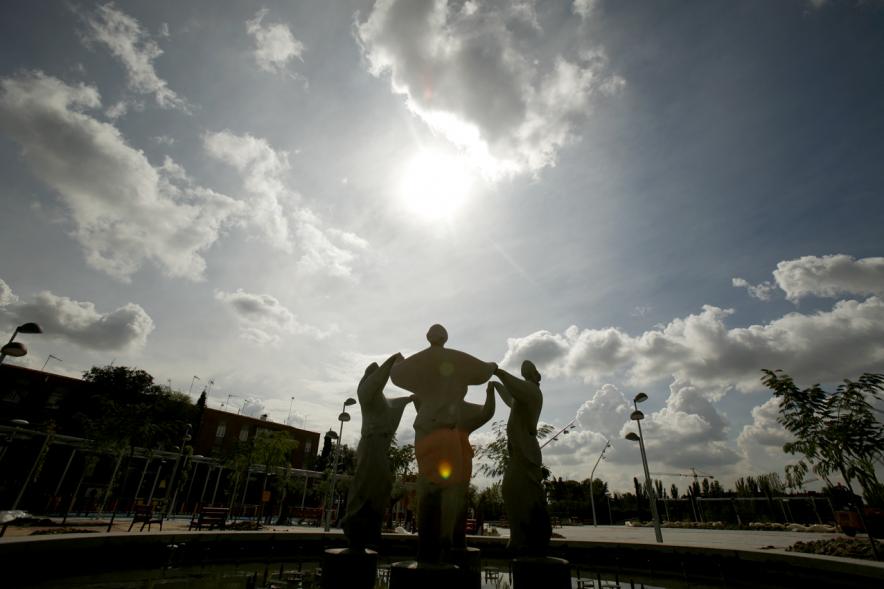 Escultura "La sardana" en la fuente del parque Cataluña