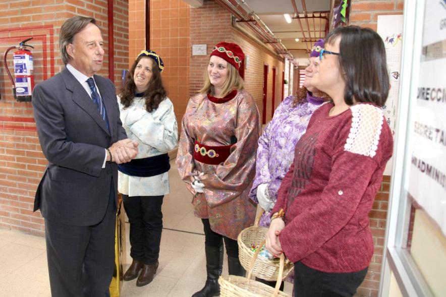 Alcalde García de Vinuesa con miembros de la plantilla del centro
