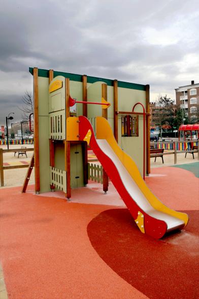 Toboganes en el Parque del Oeste