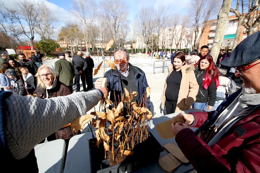 Entrega de esquejes a los vecinos. Inauguración Parque de Asturias y Cantabria -2020