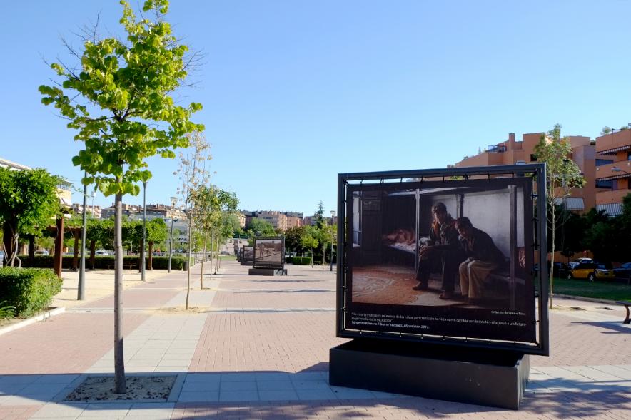 Exposición fotográfica al aire libre en el paseo de Valdelasfuentes