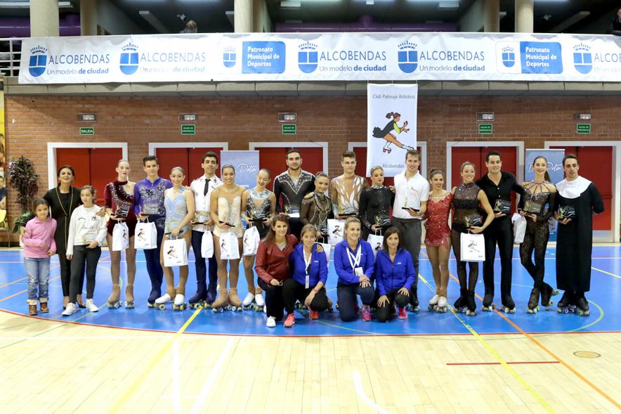 IIª Gala Internacional de Patinaje Artístico - 40 Aniversario Club Patinaje Artístico Alcobendas - Posado grupal de todos los patinadores.