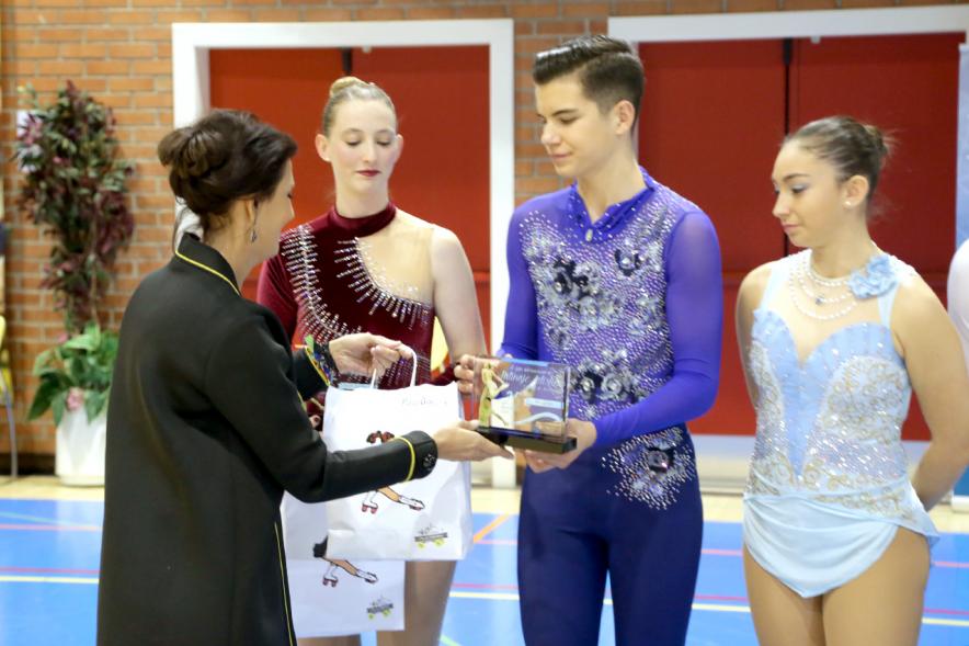 IIª Gala Internacional de Patinaje Artístico - 40 Aniversario Club Patinaje Artístico Alcobendas - Tres patinadores recogiendo el premio.