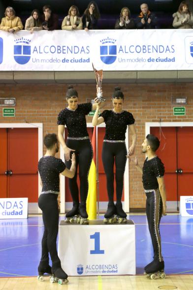 Campeonato Autonómico de Patinaje - Grupos Patinaje Show -  Imagen de las campeonas en el pódium recibiendo el trofeo.