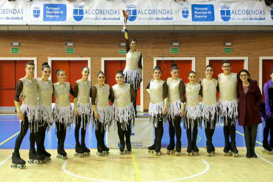 Campeonato Autonómico de Patinaje - Grupos Patinaje Show - Imagen de las campeonas por equipos recibiendo el trofeo.