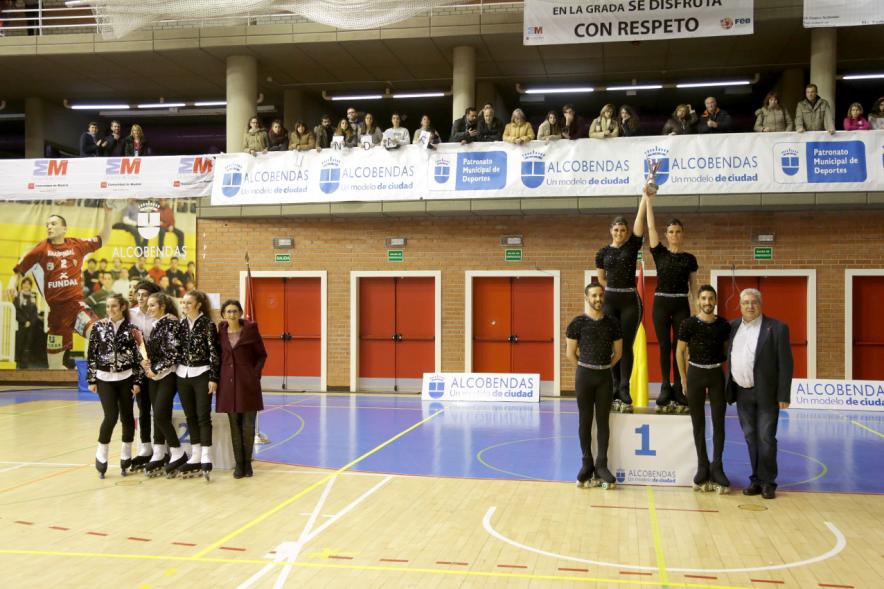 Campeonato Autonómico de Patinaje - Grupos Patinaje Show - Imagen de las campeonas en el pódium recibiendo el trofeo.