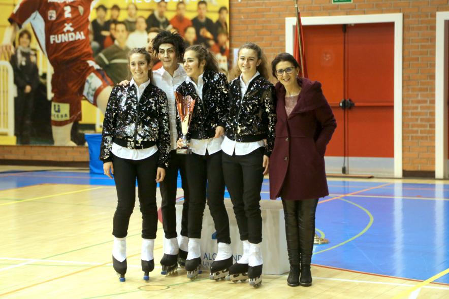 Campeonato Autonómico de Patinaje - Grupos Patinaje Show - Imagen de las campeonas recibiendo el trofeo.
