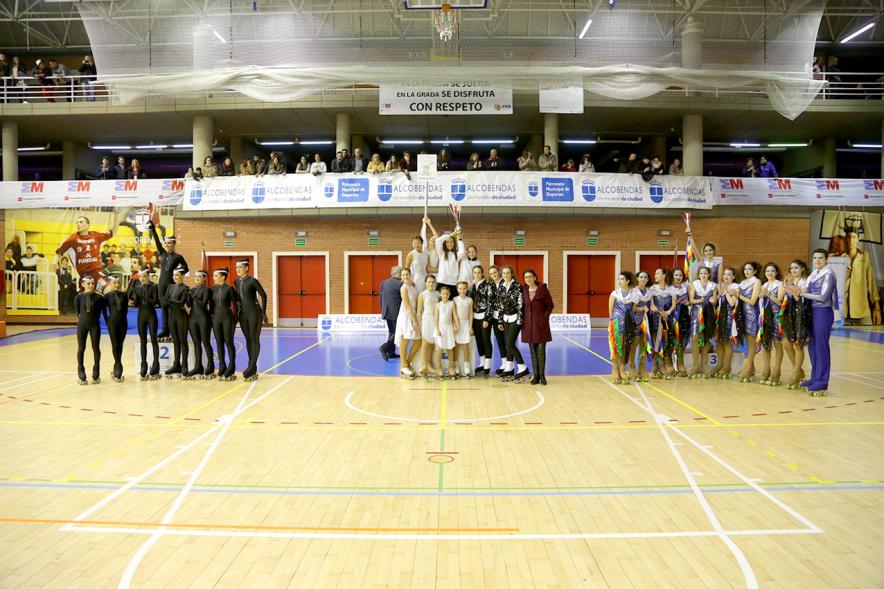 Campeonato Autonómico de Patinaje - Grupos Patinaje Show - Imagen del pódium por equipos con sus trofeos.