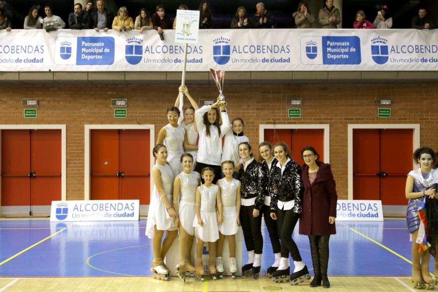 Campeonato Autonómico de Patinaje - Grupos Patinaje Show - Imagen de uno de los equipos ganadores recibiendo el trofeo.
