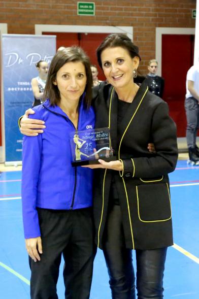 IIª Gala Internacional de Patinaje Artístico - 40 Aniversario Club Patinaje Artístico Alcobendas - La concejal entrega un premio.