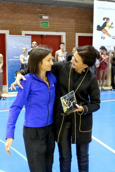 IIª Gala Internacional de Patinaje Artístico - 40 Aniversario Club Patinaje Artístico Alcobendas - La concejal entrega un premio.