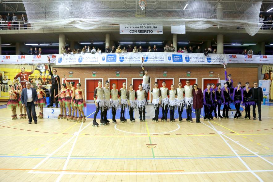 Campeonato Autonómico de Patinaje - Grupos Patinaje Show - Imagen del pódium por equipos con sus trofeos.