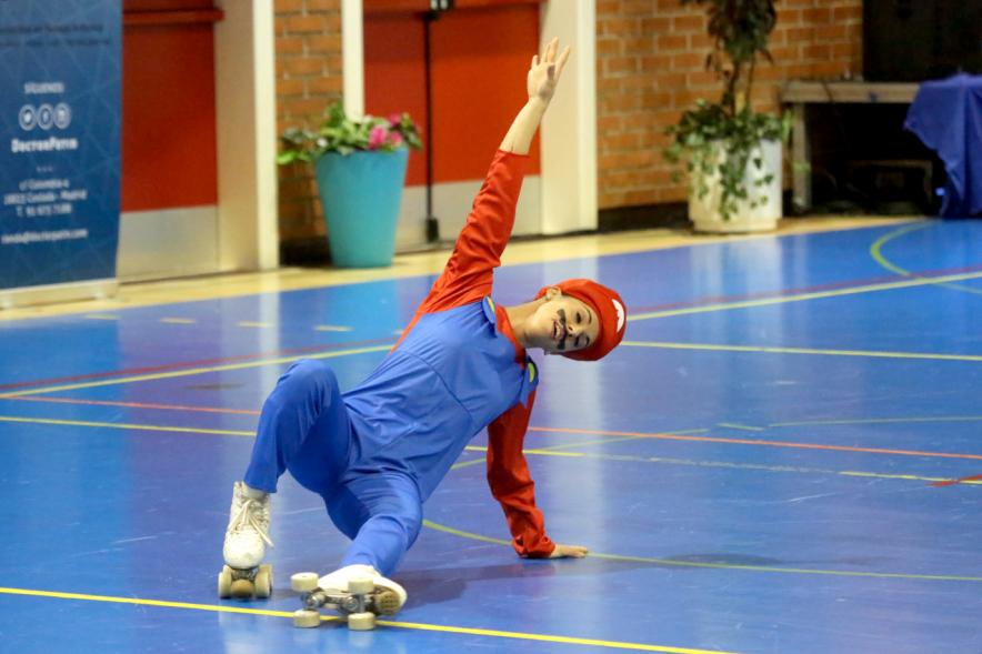 IIª Gala Internacional de Patinaje Artístico - 40 Aniversario Club Patinaje Artístico Alcobendas - Patinador disfrazado bailando.