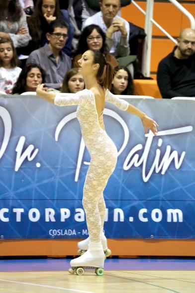 IIª Gala Internacional de Patinaje Artístico - 40 Aniversario Club Patinaje Artístico Alcobendas -  Una patinadora bailando.