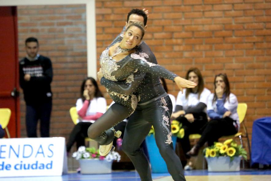 IIª Gala Internacional de Patinaje Artístico - 40 Aniversario Club Patinaje Artístico Alcobendas - Actuación de una pareja de patinadores.