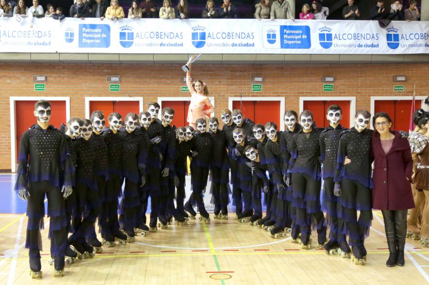Campeonato Autonómico de Patinaje - Grupos Patinaje Show - Imagen de uno de los equipos ganadores recibiendo el trofeo.