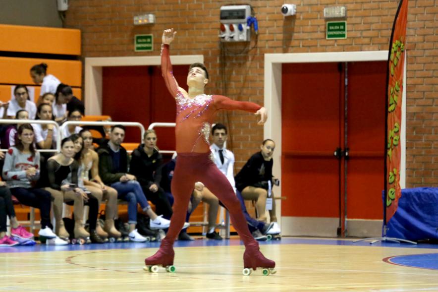 IIª Gala Internacional de Patinaje Artístico - 40 Aniversario Club Patinaje Artístico Alcobendas -  Actuación de un  patinador.