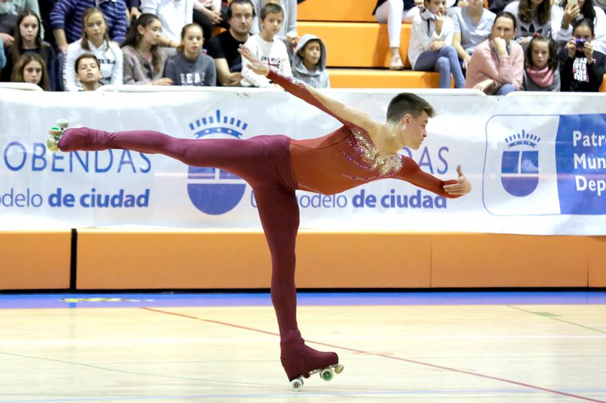 IIª Gala Internacional de Patinaje Artístico - 40 Aniversario Club Patinaje Artístico Alcobendas -  Actuación de un  patinador.