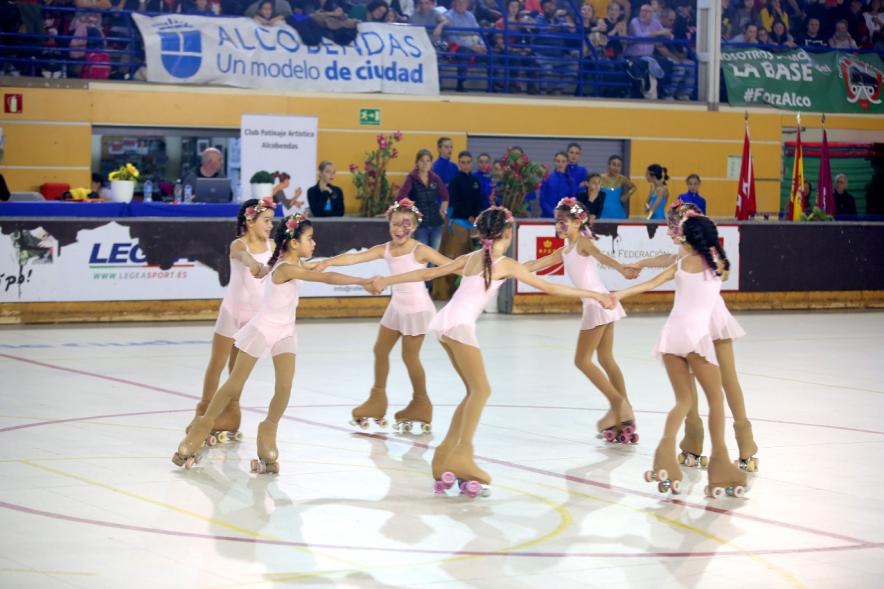 Gala de Patinaje Artístico Virgen de la Paz - Imagen patinadoras en un momento de la actuación por equipos en la gala de exhibición.