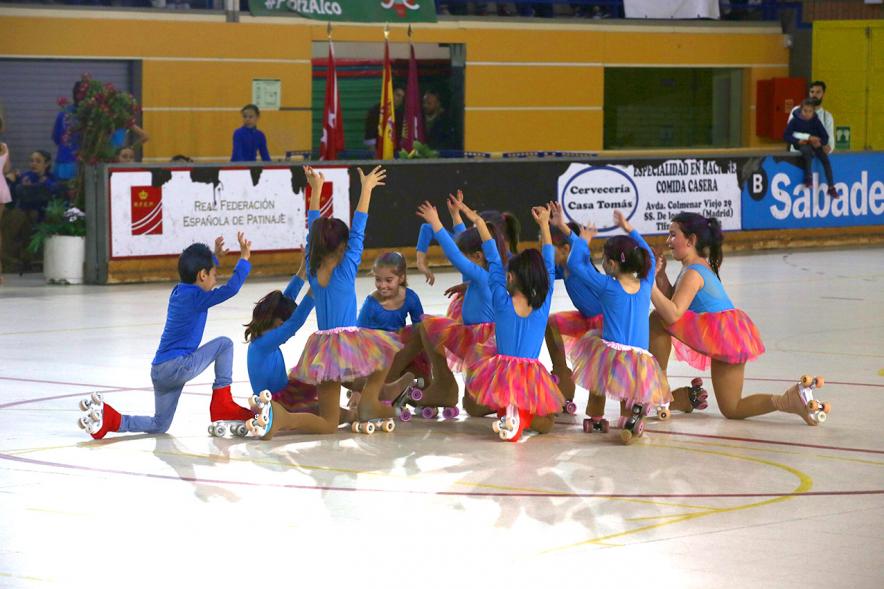 Gala de Patinaje Artístico Virgen de la Paz - Imagen patinadoras en un momento de la actuación por equipos en la gala de exhibición.