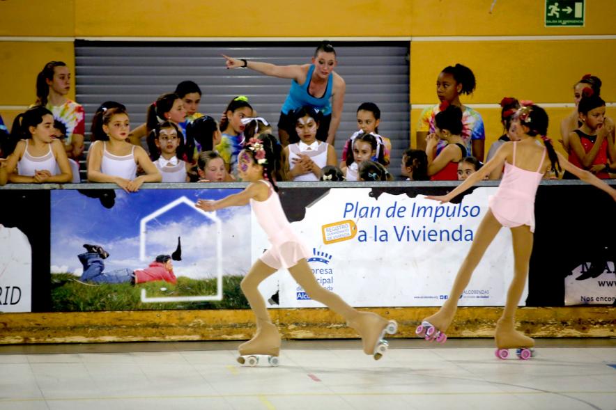 Gala de Patinaje Artístico Virgen de la Paz - Imagen de dos patinadoras en un momento de la actuación por equipos en la gala de exhibición.
