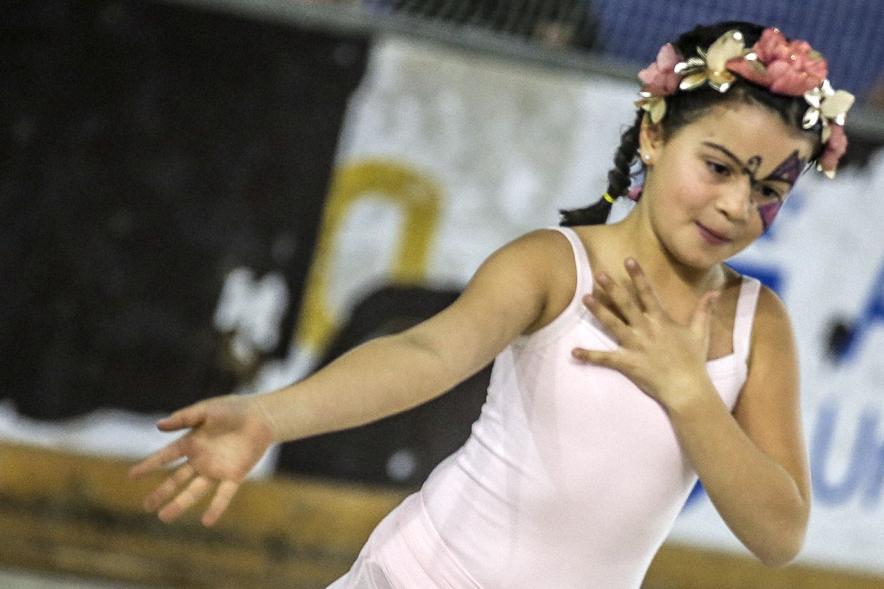 Gala de Patinaje Artístico Virgen de la Paz - Imagen de una patinadora en un momento de la actuación por equipos en la gala de exhibición.