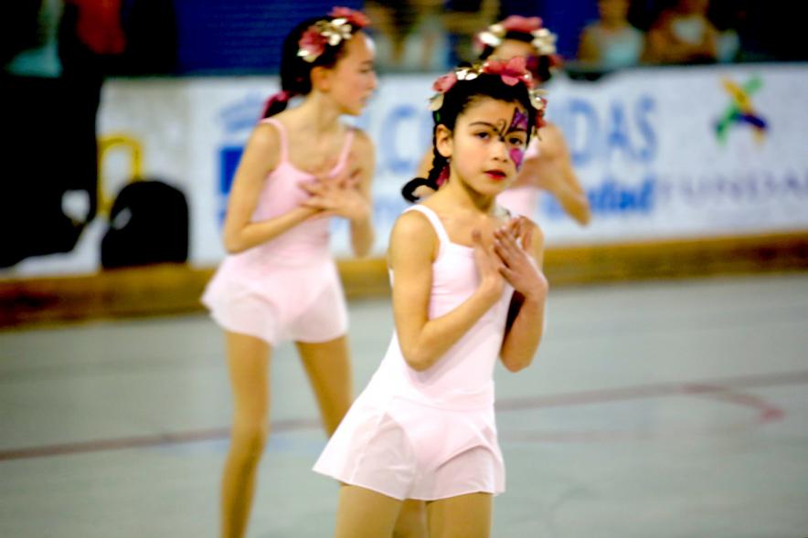Gala de Patinaje Artístico Virgen de la Paz - Imagen de una patinadora en un momento de la actuación por equipos en la gala de exhibición.