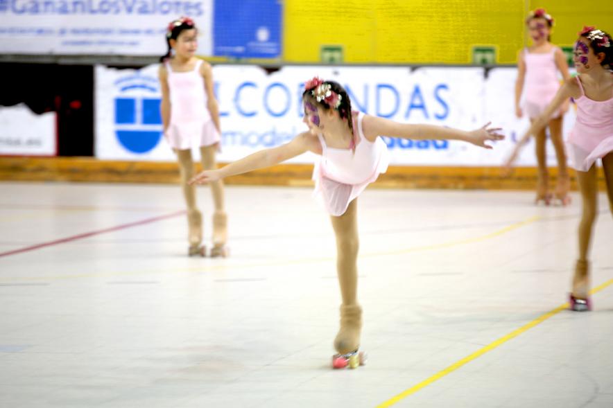 Gala de Patinaje Artístico Virgen de la Paz - Imagen patinadoras en un momento de la actuación por equipos en la gala de exhibición.