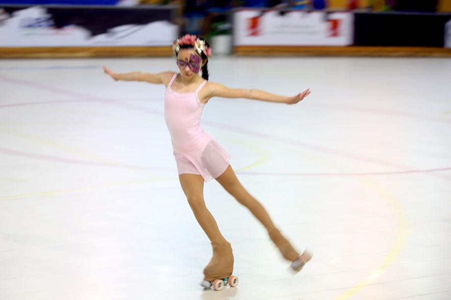 Gala de Patinaje Artístico Virgen de la Paz - Imagen de una patinadora en un momento de su actuación en la gala de exhibición.