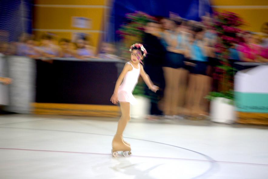 Gala de Patinaje Artístico Virgen de la Paz - Imagen de una patinadora en un momento de la actuación por equipos en la gala de exhibición.
